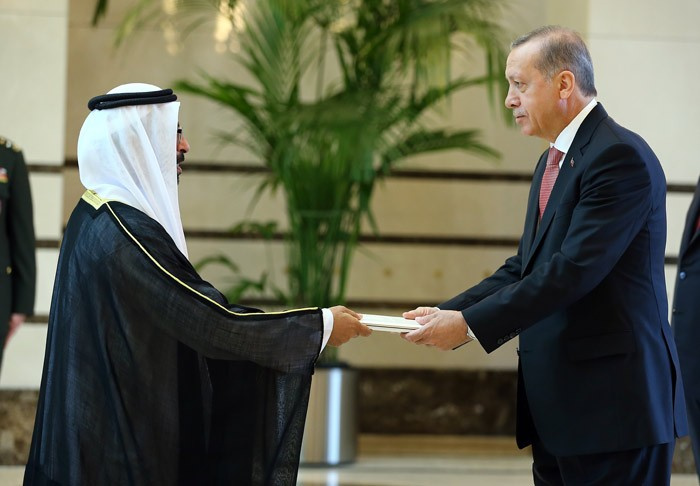 Erdoğan Arap büyükelçinin elindekini görünce...
