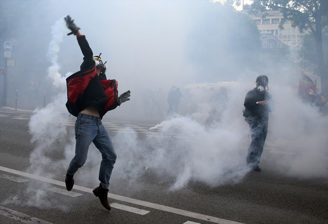 Fransa'da sokaklar yine karıştı