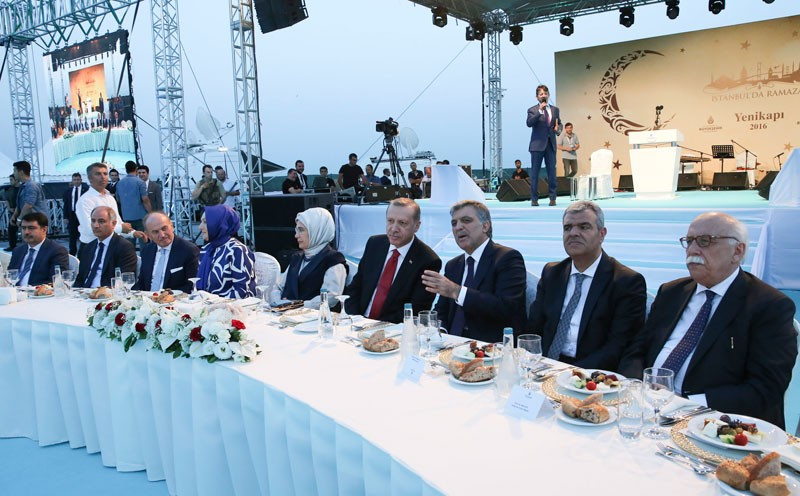 Erdoğan ve Gül'ü buluşturan davet yan yana oturdular!