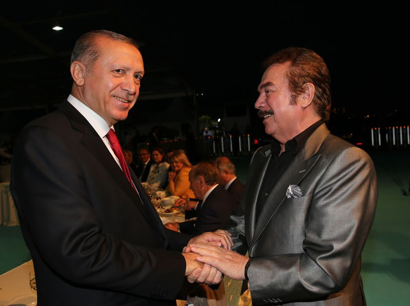 Erdoğan ve Gül'ü buluşturan davet yan yana oturdular!