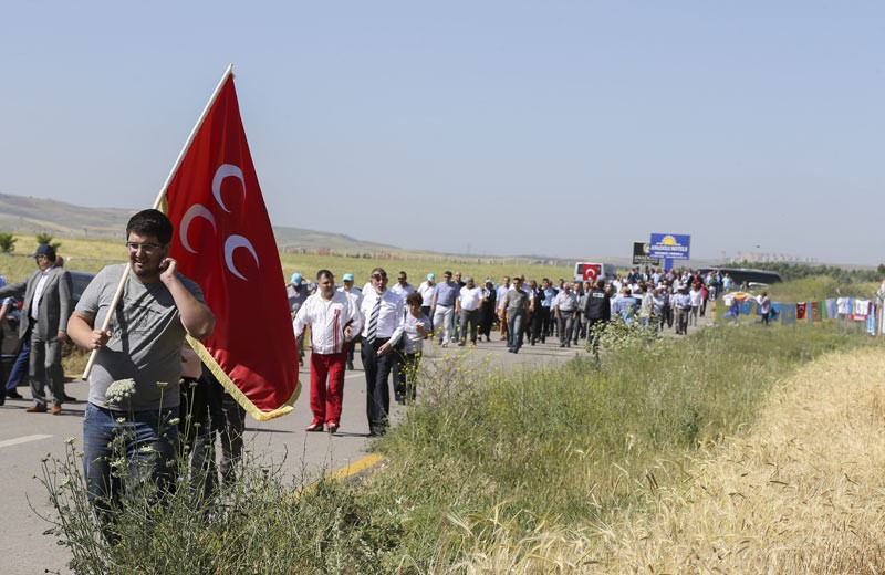 MHP Kurultayı'ndan kareler yürüyerek geldi