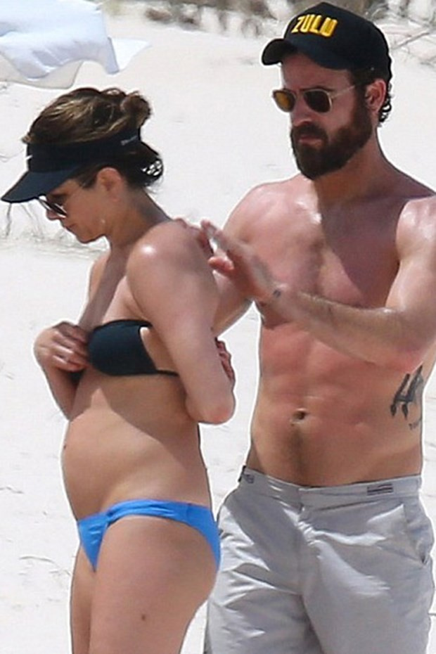 Jennifer Aniston hamile mi karnına bakın!