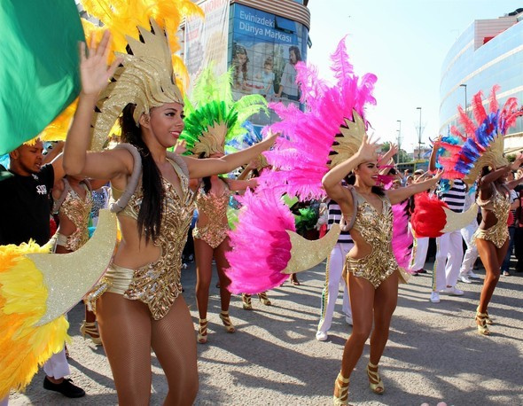 Rio Karnavalı değil Kiraz Festivali