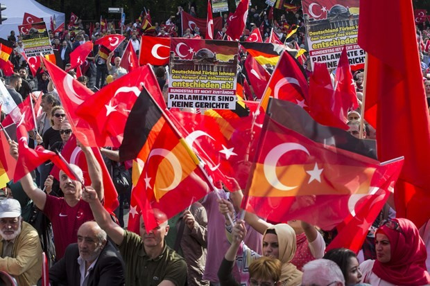 Ermeni tasarısı Almanya'daki Türkleri sokağa döktü