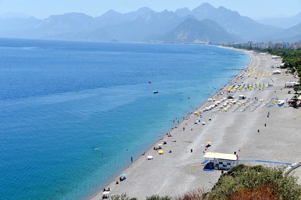 Konyaaltı sahili bir kaç yerli turiste kaldı