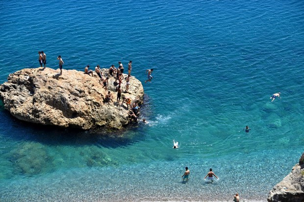 Konyaaltı sahili bir kaç yerli turiste kaldı