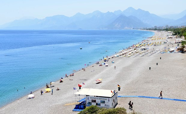 Konyaaltı sahili bir kaç yerli turiste kaldı