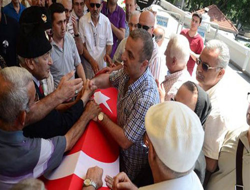 Yaşar Nuri Öztürk'ün cenaze töreni eski eşi ve nişanlısı...