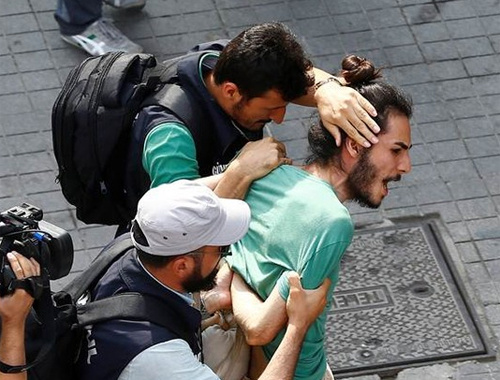 Alman vekil Taksim'de gözaltına alındı