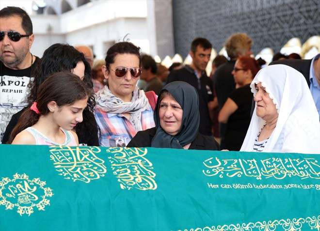 Eski haber spikeri Alp Buğdaycı'nın tabutunun başında...