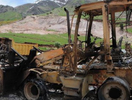 PKK'lılar şantiye bastı!  İş araçları ateşe verildi!