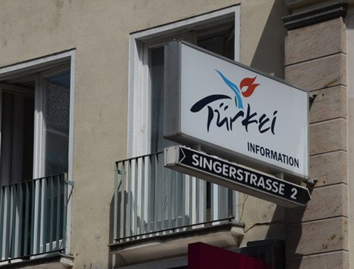 PKK'lılar, Türkiye'nin turizm ofisini bastı!