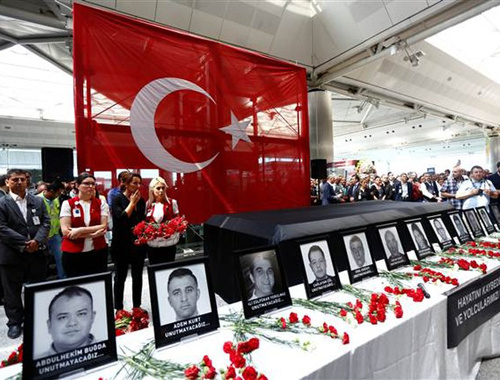 Atatürk Havalimanı'ndaki törende gözyaşlarını tutamadılar!