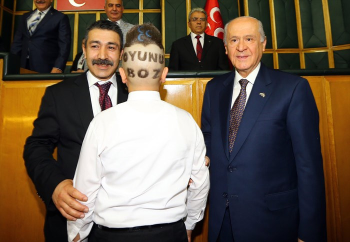 MHP grubunda Bahçeli'yi şaşırtan genç! Kafasını görünce...