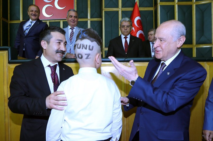 MHP grubunda Bahçeli'yi şaşırtan genç! Kafasını görünce...