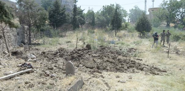 Şırnak'ta mezarlıkta arama yapan asker bakın ne buldu!