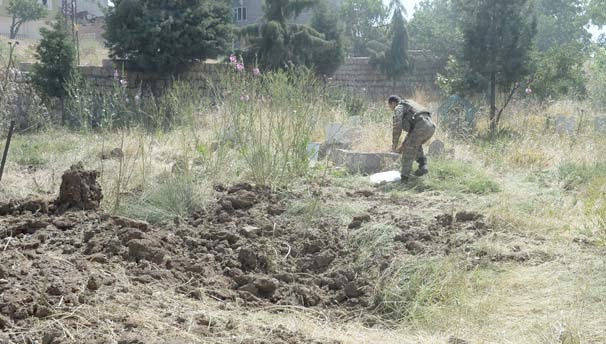 Şırnak'ta mezarlıkta arama yapan asker bakın ne buldu!