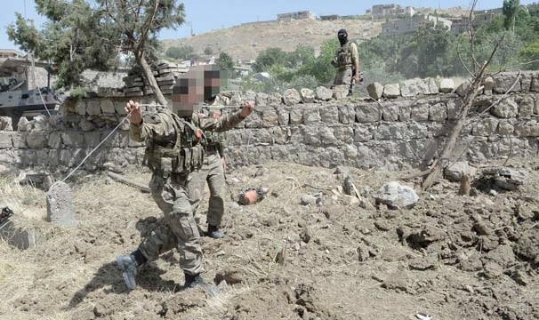 Şırnak'ta mezarlıkta arama yapan asker bakın ne buldu!