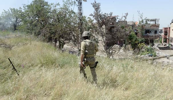 Şırnak'ta mezarlıkta arama yapan asker bakın ne buldu!