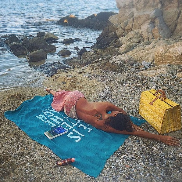 Eda Taşpınar'ın üstsüz fotoğrafı sosyal medyayı salladı