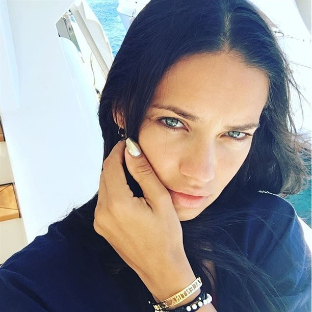 Adriana Lima tatile çıktı paylaştığı kare salladı