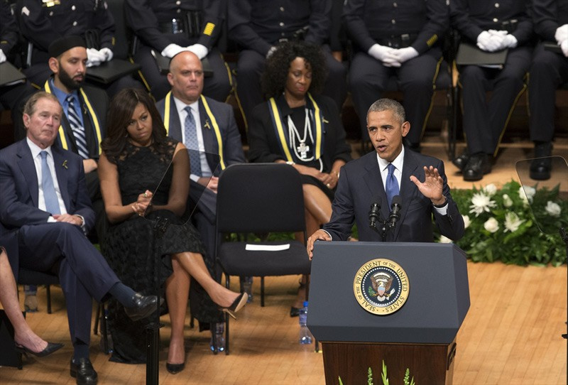 Obama öldürülen polisler için ağladı