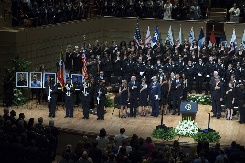 Obama öldürülen polisler için ağladı