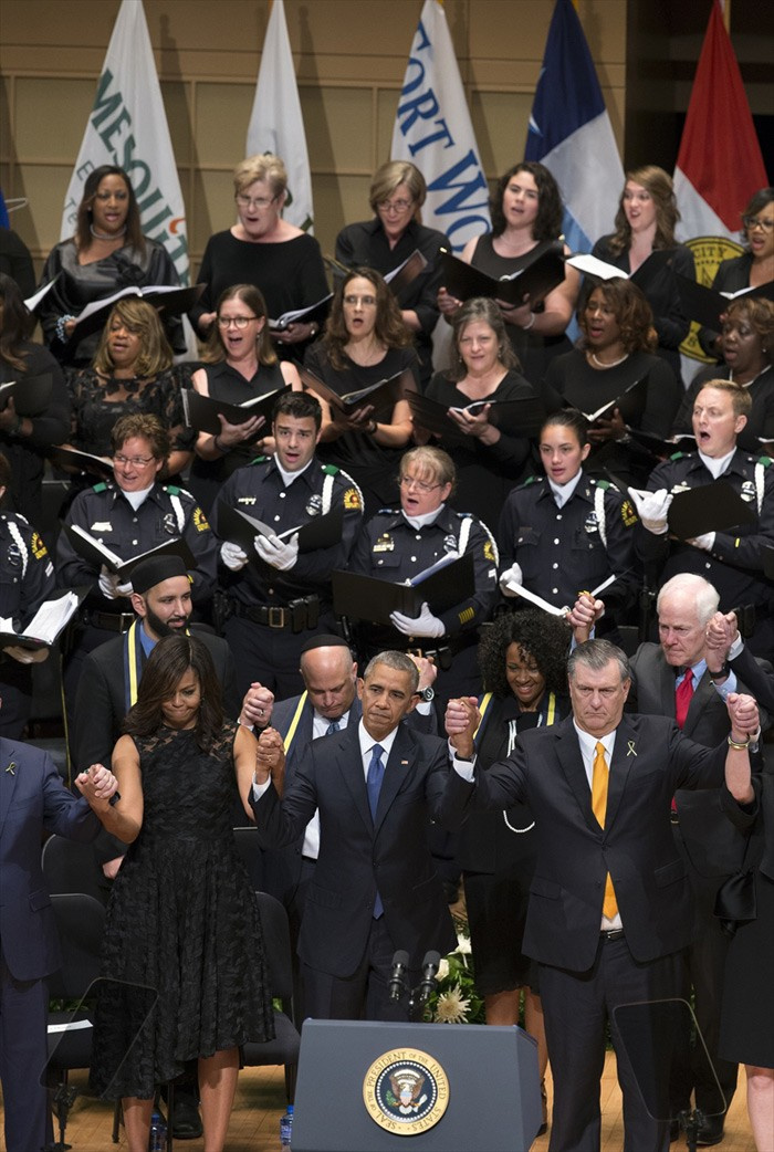 Obama öldürülen polisler için ağladı