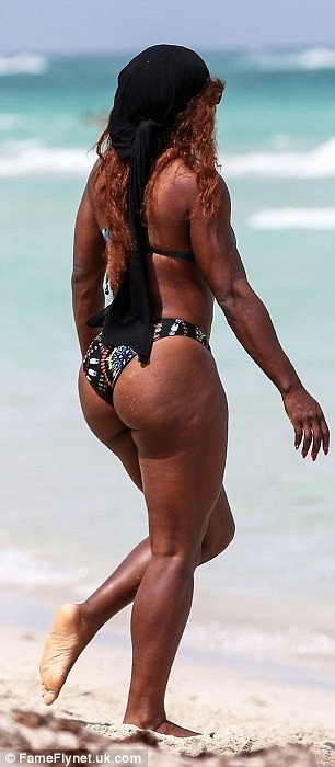 Serena Williams plajda ve bikinili