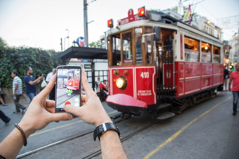 İstanbul sokaklarında Pokemon GO çılgınlığı