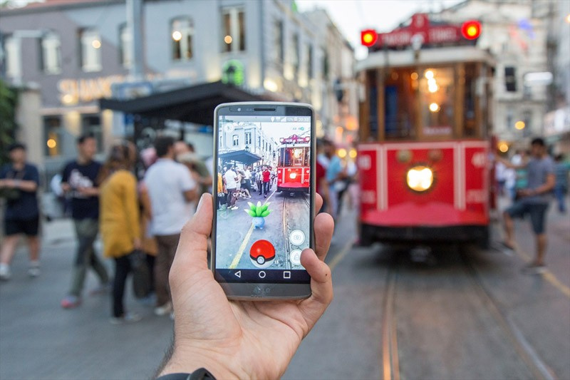 İstanbul sokaklarında Pokemon GO çılgınlığı