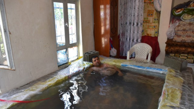Yurdum insanı çoştu! Evinin salonuna havuz yaptı
