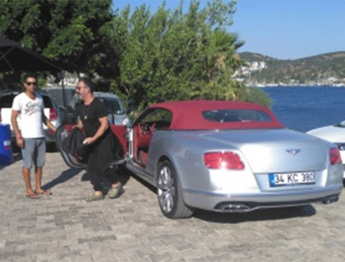 Cem Yılmaz milyonluk otomobiliyle Bodrum'da!