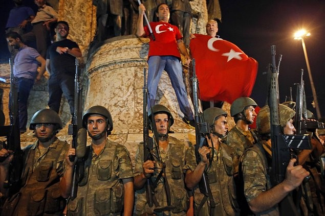 Darbe girişiminden olay görüntüler silaha bir yapıştı...