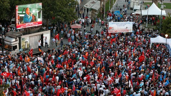 Türkiye bugün de ayakta! Demokrasi nöbeti başladı