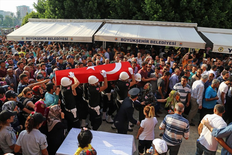 Şehitler uğurlanıyor ikiz polislerin babası böyle feryat etti