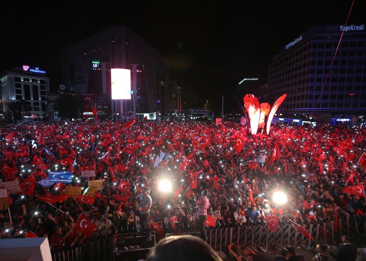 Ankara'da Kızılay Meydanı doldu taştı!