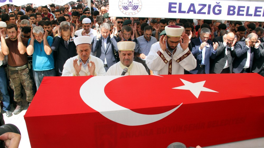 Türkiye demokrasi şehitlerine ağlıyor! Yürek yakan görüntüler