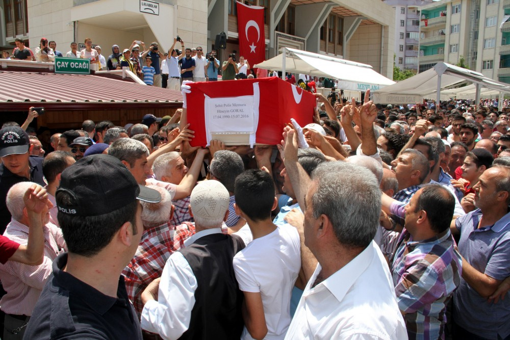Türkiye demokrasi şehitlerine ağlıyor! Yürek yakan görüntüler