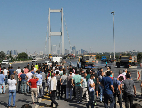 Komutan kadının yanağına silahı dayayıp...