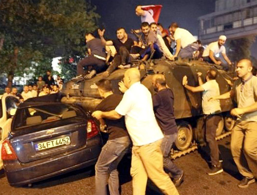 İzmir'de silahlı 500 Harbiye öğrencisini polis engellemiş