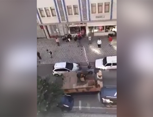 Türk polisi motorla tankı kovaladı!