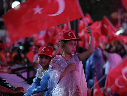 Yağmura rağmen demokrasi nöbetine devam