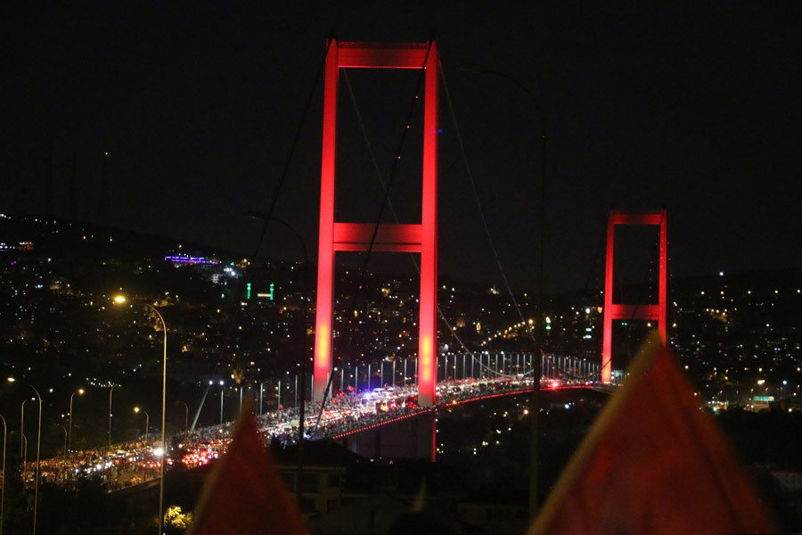 İstanbul uyumadı Boğaziçi Köprüsü'nden müthiş kareler
