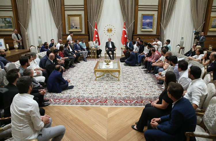 Erdoğan davet etti! Demokrasi nöbetindeki ünlüler kim?