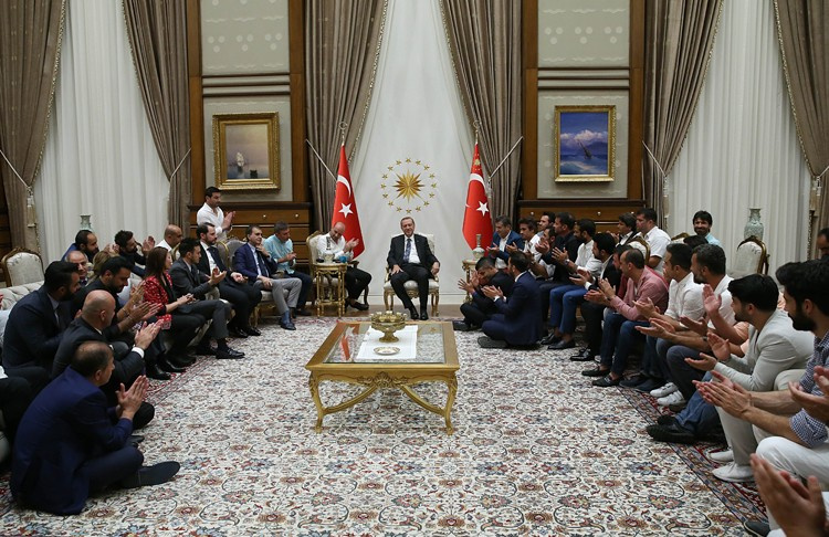 Erdoğan davet etti! Demokrasi nöbetindeki ünlüler kim?