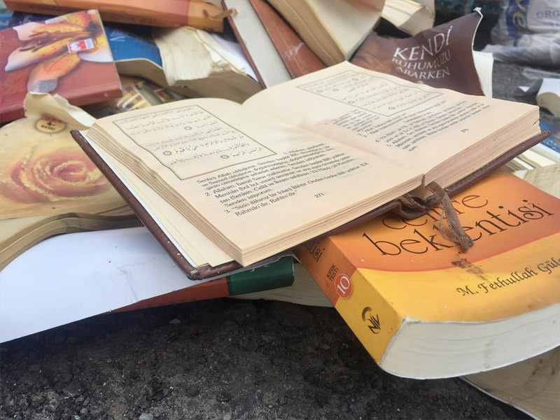 Kars çayı kenarında Gülen'in kitapları bulundu