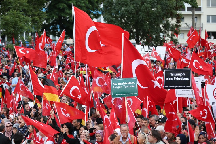 Almanya'da Türkler Darbeye Karşı tek yumruk oldu