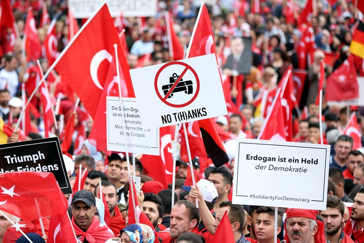 Almanya'da Türkler Darbeye Karşı tek yumruk oldu