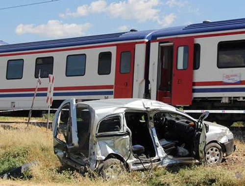 Taziyeden dönerken tren çarptı: 3 ölü
